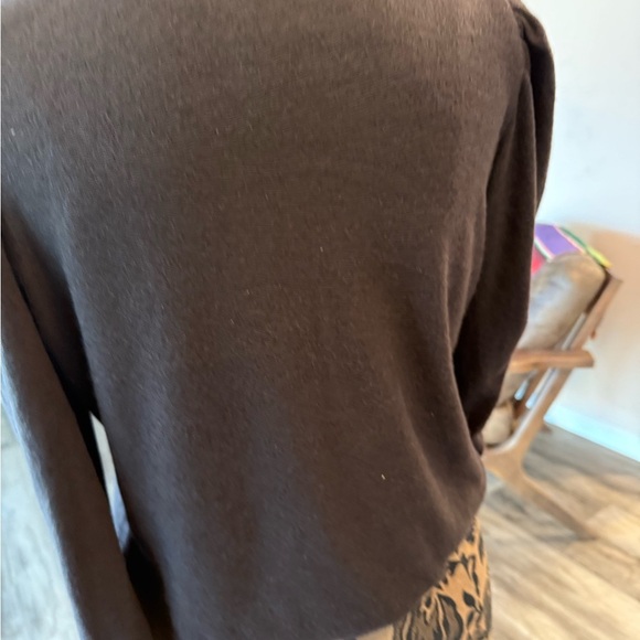 𝅺soft black turtleneck with slight puff shoulder classic
Staple size large - Picture 4 of 6